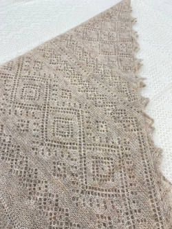 Оренбургская пуховая косынка П3-130184-08 бежевый