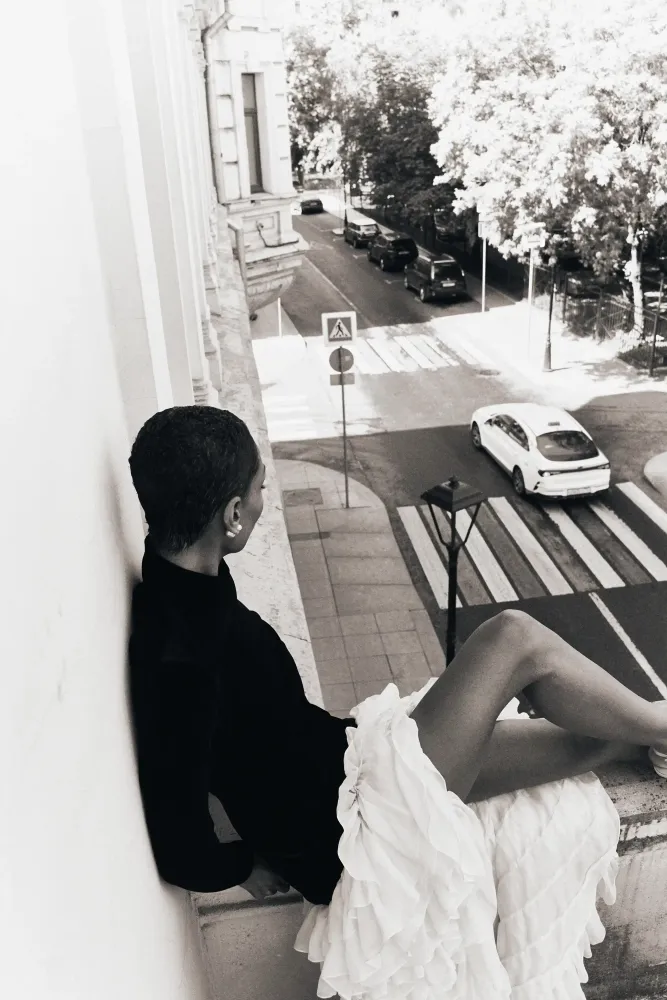 Stella, платье миди из черного бархата и юбкой с воланами из молочного шифона