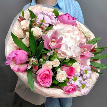 Букет с гортензией, пионами и орхидеей