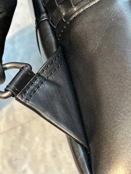 Сумка-слинг Bottega Veneta черная