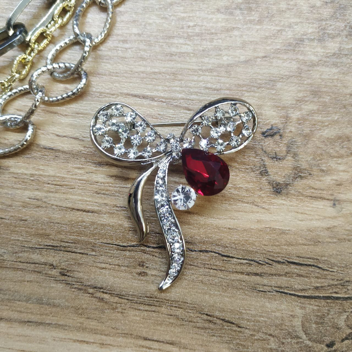 Брошь Бантик со стразами и кристаллом металл серебристый