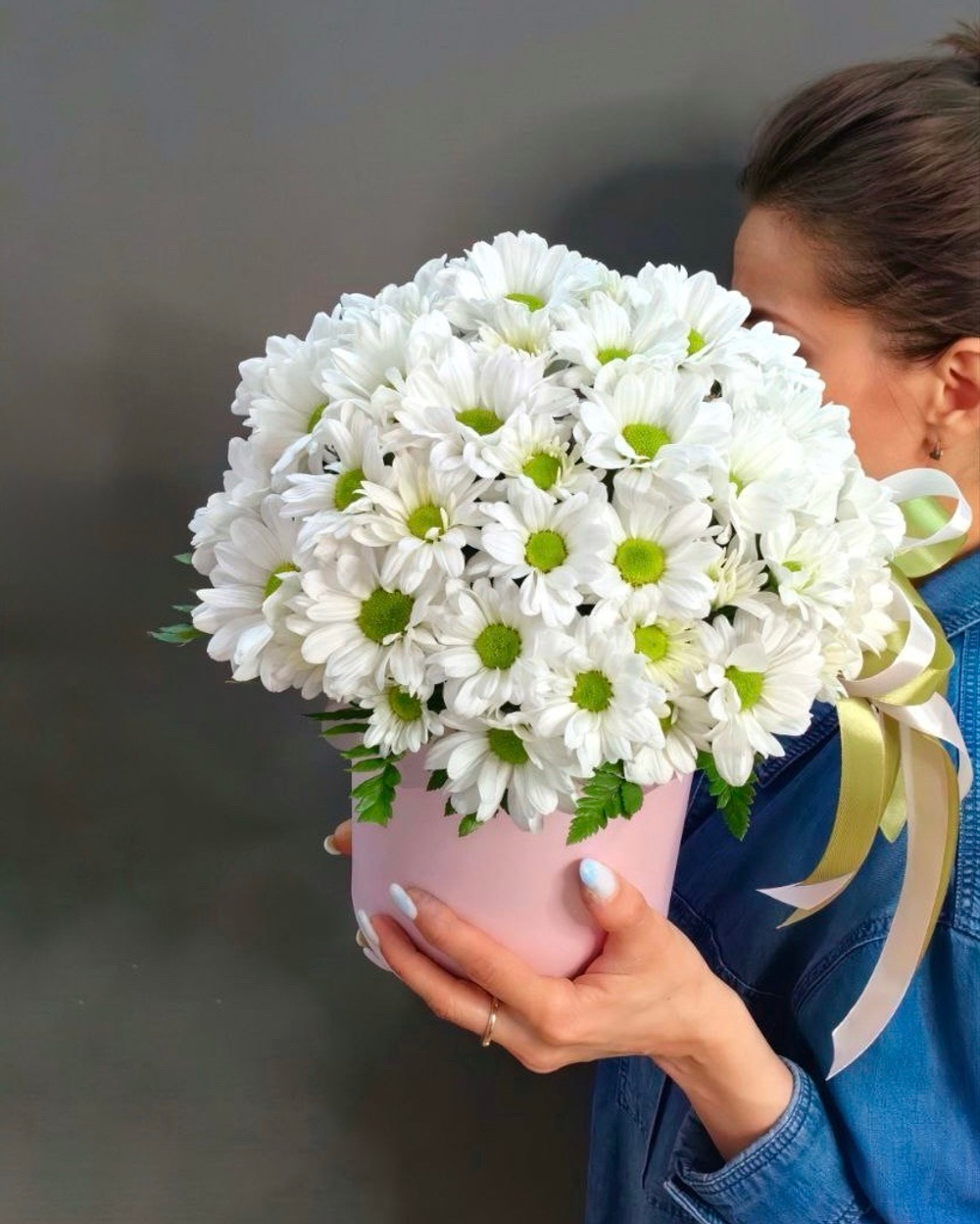 Шляпная коробка с кустовой хризантемой сорта "KENNEDY WHITE"