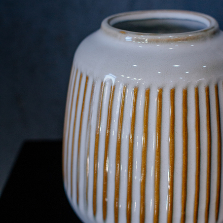 2. Молочная керамическая ваза с золотыми линиями