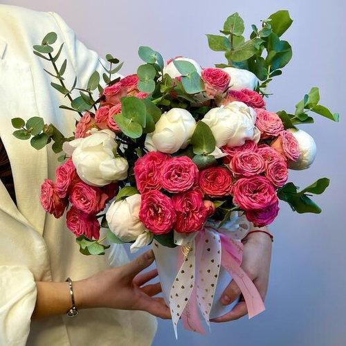 Сборная композиция с пионами и пионовидными кустовыми розами Элисана в шляпной коробке. Цветы в коробке 027 Chalet Green