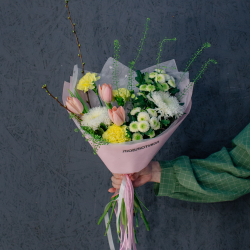 132. Весенний стойкий букет с тюльпанами и ветками вишни