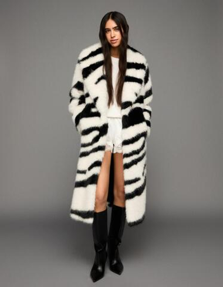 BERSHKA Длинная шуба из искусственного меха с принтом, белый