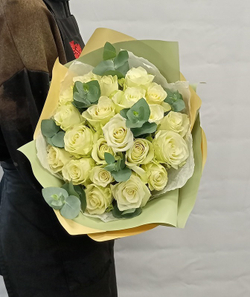 Букет белых роз с эвкалиптом