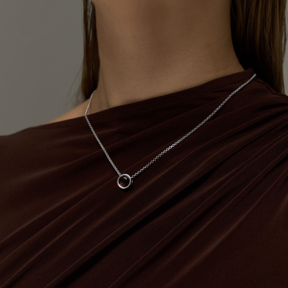 Колье Круг гладкий с вишневым янтарем