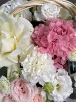 Авторская композиция в корзине в бело-розовой гамме