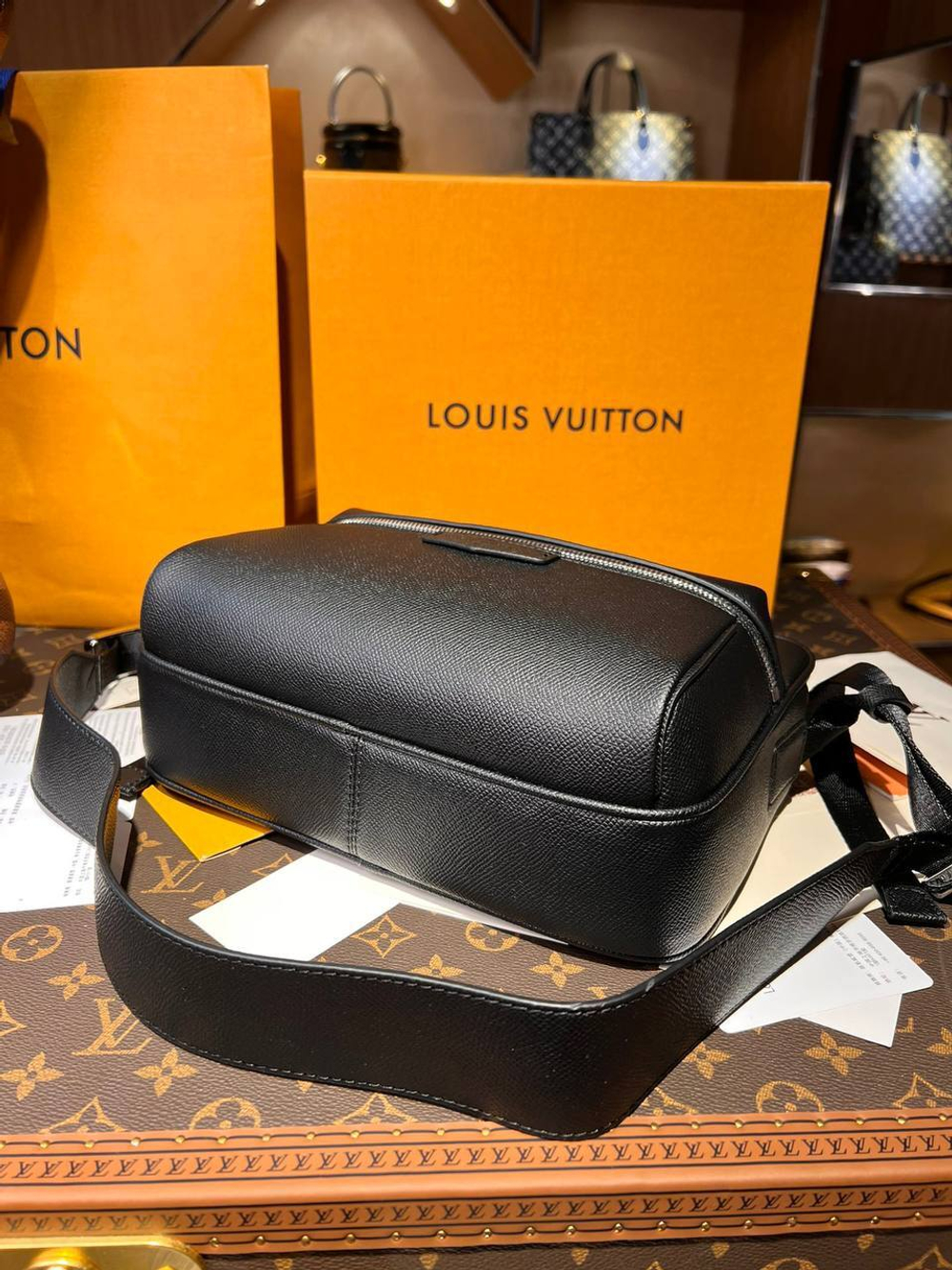 Сумка-мессенджер Louis Vuitton