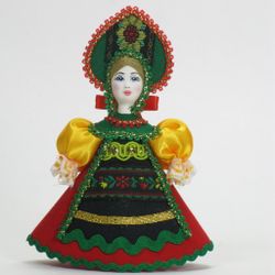 Малая подвесная кукла в переднике с тесьмой