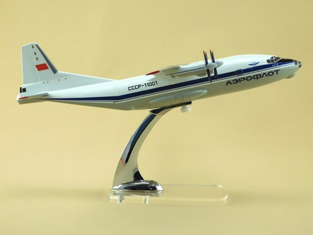 Модель самолета Ан-12 (М1:100, Аэрофлот СССР-11001)