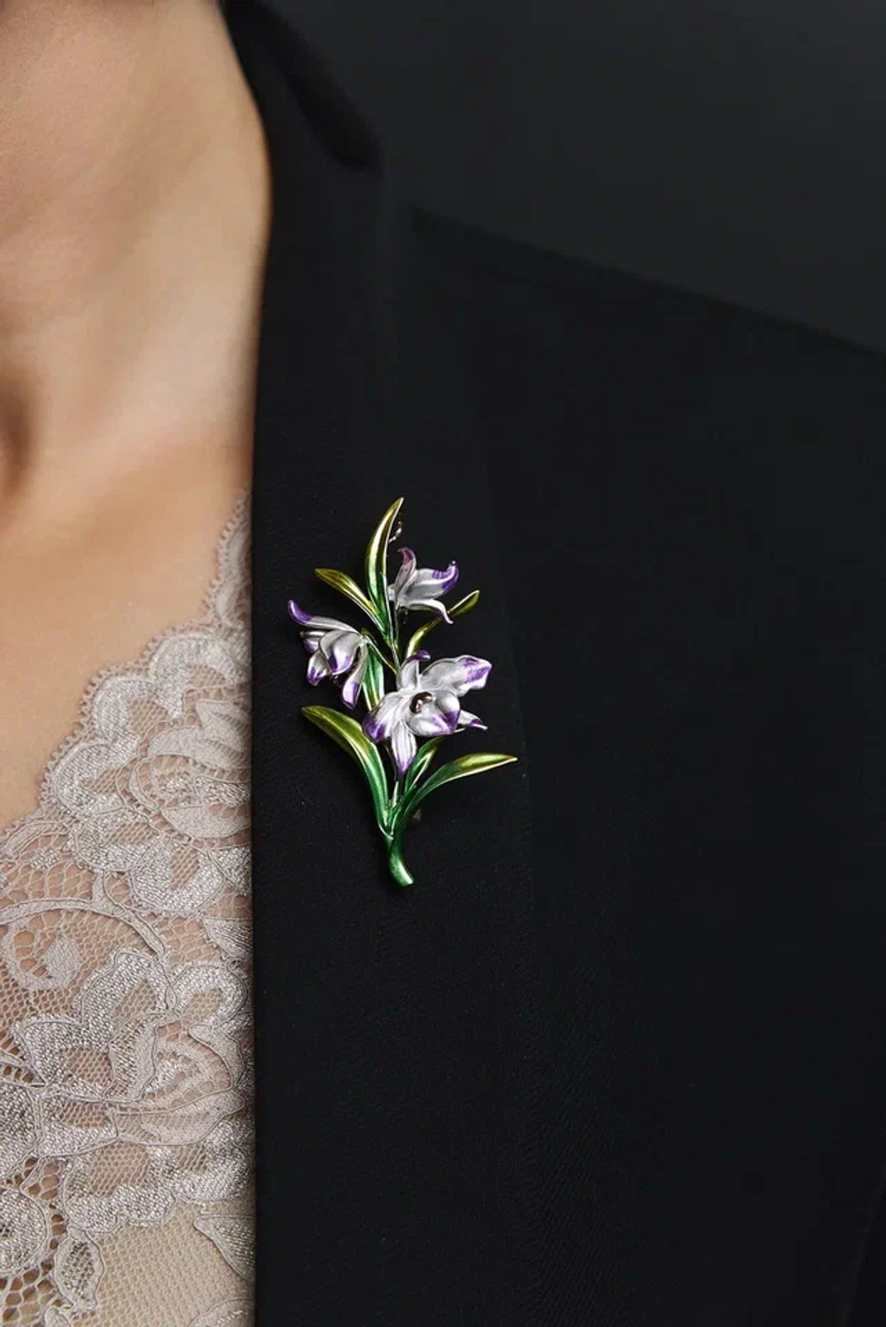 Брошь-подвеска букет из бело-фиолетовых орхидей
