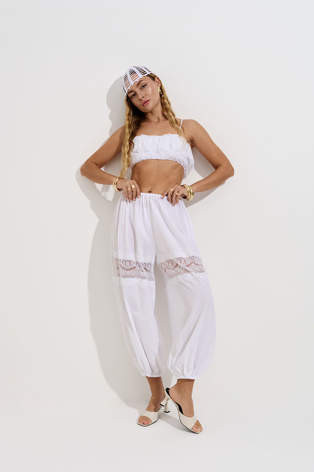Брюки алладины из жатого хлопка белого цвета с кружевом