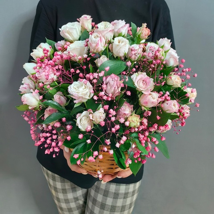 Корзина с кустовыми пионовидными розами сорта "Angel Bombastic"