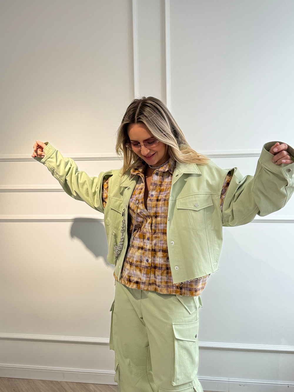 Джинсовка с разрезами на рукавах зелёная