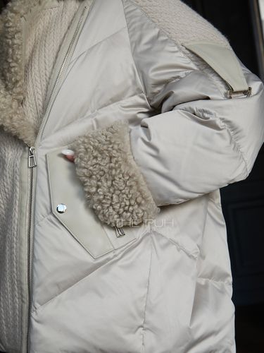 Серый пуховик с воротником из овечьей шерсти