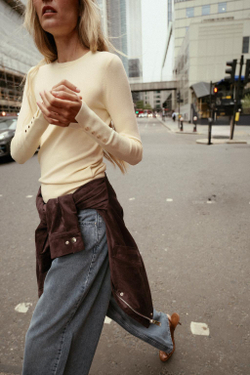 ZARA БАЗОВЫЙ ОДНОТОННЫЙ ДЖЕМПЕР, ЦВЕТ СЛИВОЧНОГО МАСЛА