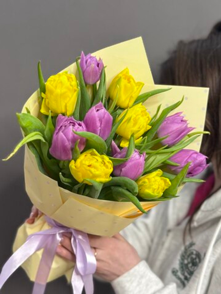 Монобукет из 11 желтых и сиреневых пионовидных тюльпанов