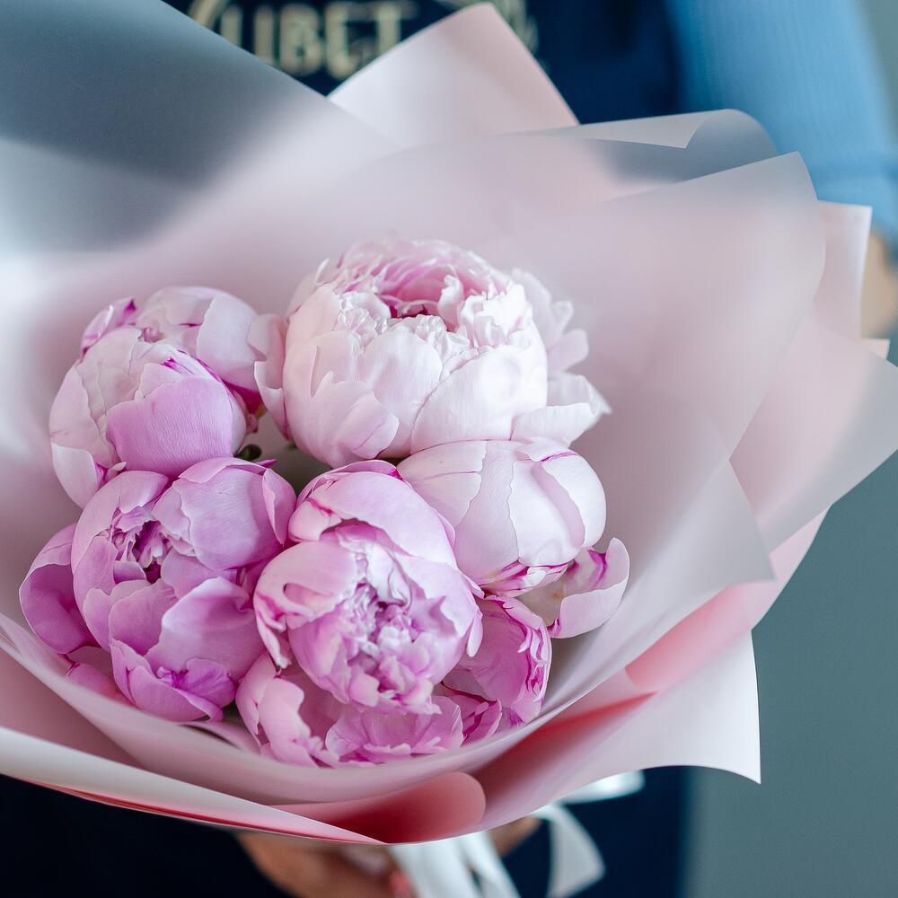 Букет из 5 пионов Sarah Bernhard