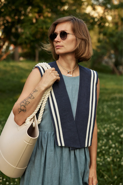 Воротничок-морячка из темно-синей крапивы