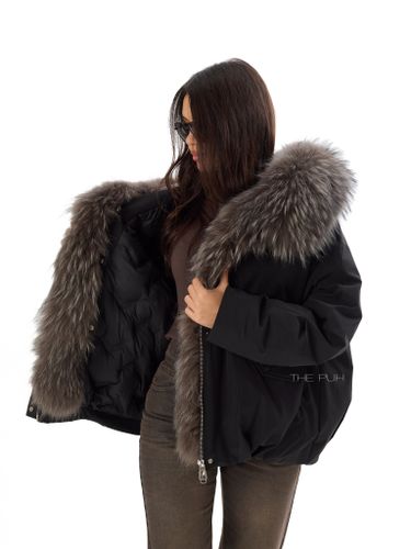 Пуховая парка черного цвета с мехом енота