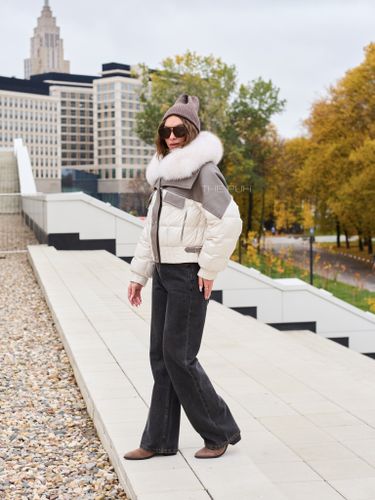 Комбинированный молочный пуховик с мехом