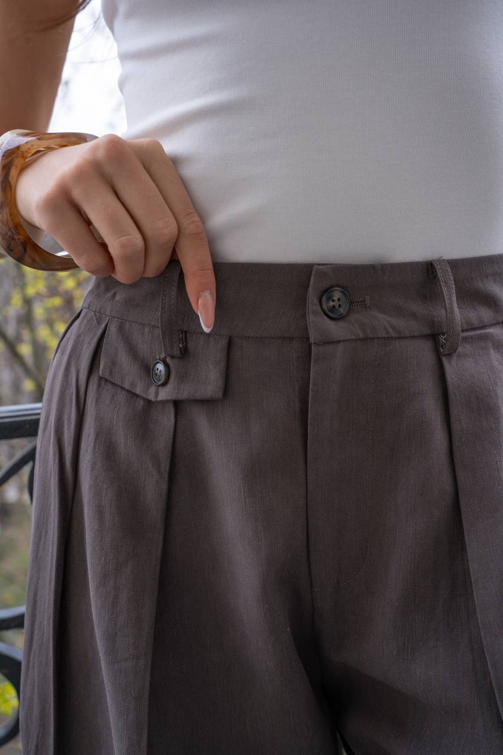 Брюки с защипами зауженного кроя из хлопка