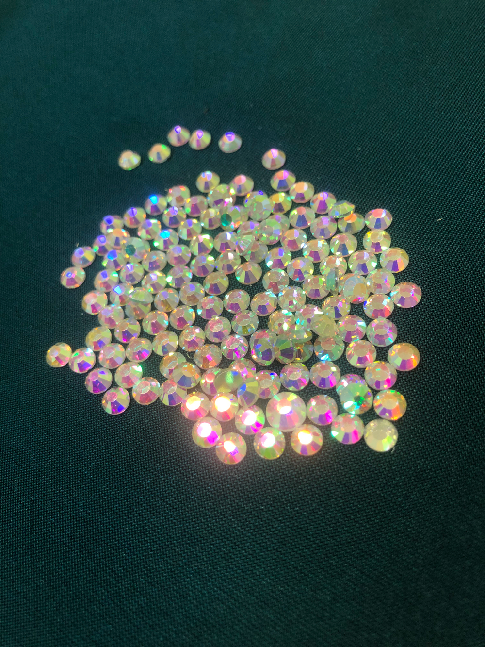 Расклейка страз 300 штук.