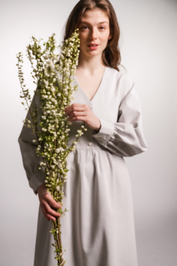 Платье с V-вырезом и длинным рукавом из плотного хлопка, в светло-сером цвете