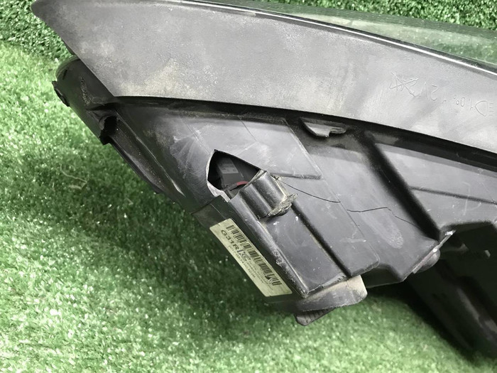 Фара правая Hyundai Grand Santa Fe 3 15-18 ксенон