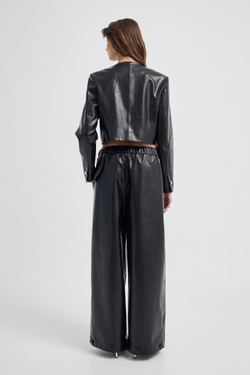 Комплект: укороченный жакет и брюки на резинке из экокожи