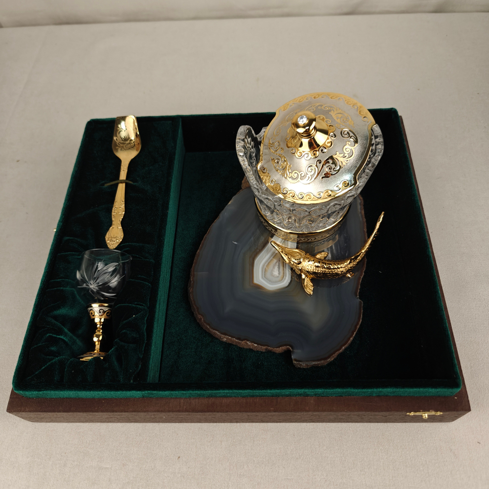 Икорница "Осетринка" с крышечкой на агате с рюмочкой