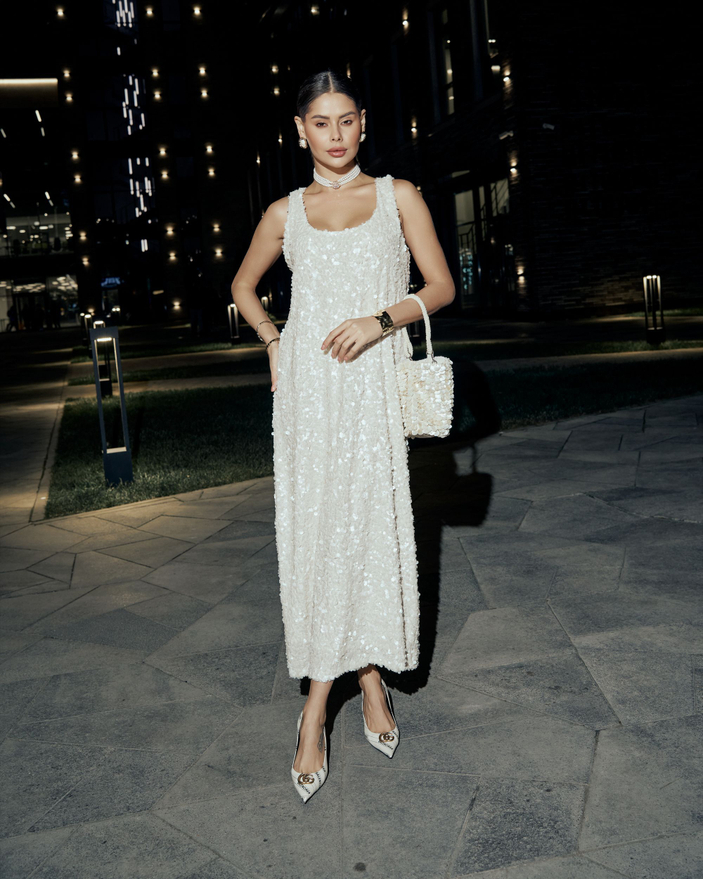 Платье в молочном цвете с пайетками