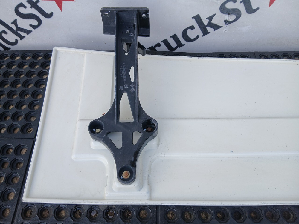 Спойлер кабины боковой левый 2023г