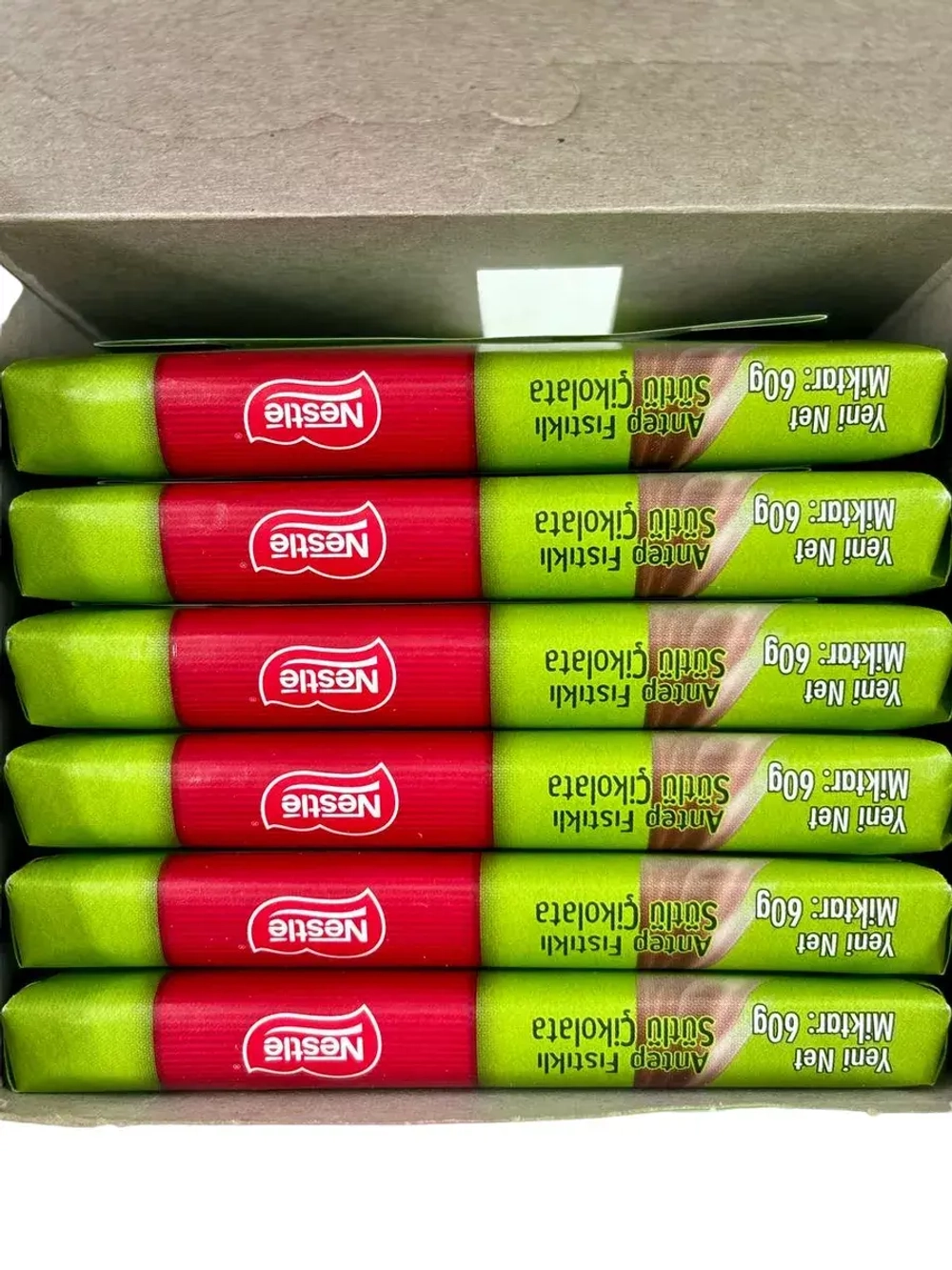 Шоколадная плитка Nestle Молочный шоколад с фисташкой