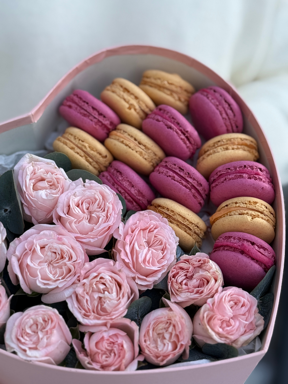 «Сердце» с пионовидными кустовыми розами, эвкалиптом и яркими макарунс от Флора Маркет, размер M