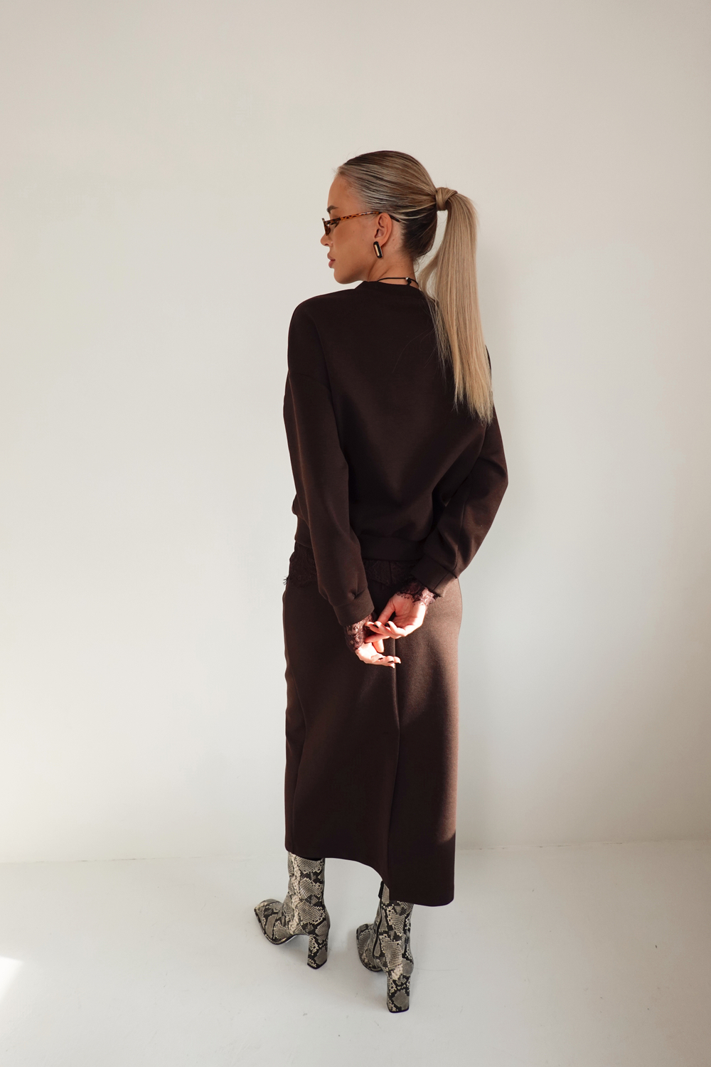 Костюм с юбкой из премиального трикотажа с кружевом