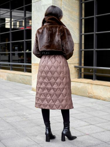 Шоколадный комбинированный пуховик с капюшоном и поясом