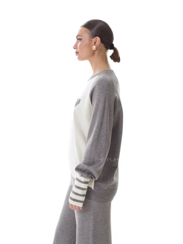 Серый трикотажный костюм с сердцем