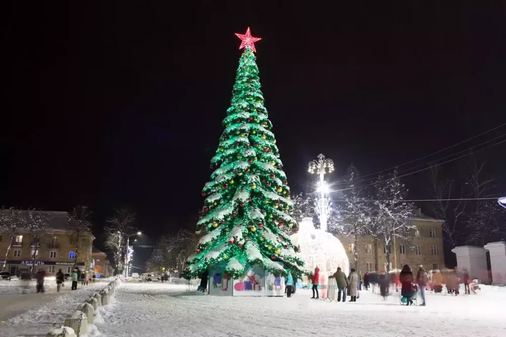 Светодинамическая елка ствольная - встроенная гирлянда: Холодный свет - "Таежная" от 11 до 21 м