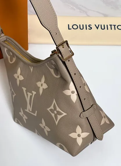 Сумка-хобо Louis Vuitton Carry All PM кремовая