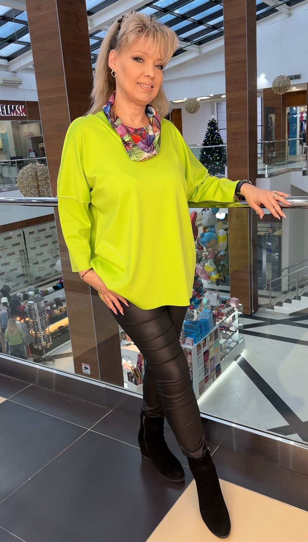 Удлиненная туника с цветным хомутом в яблочном цвете