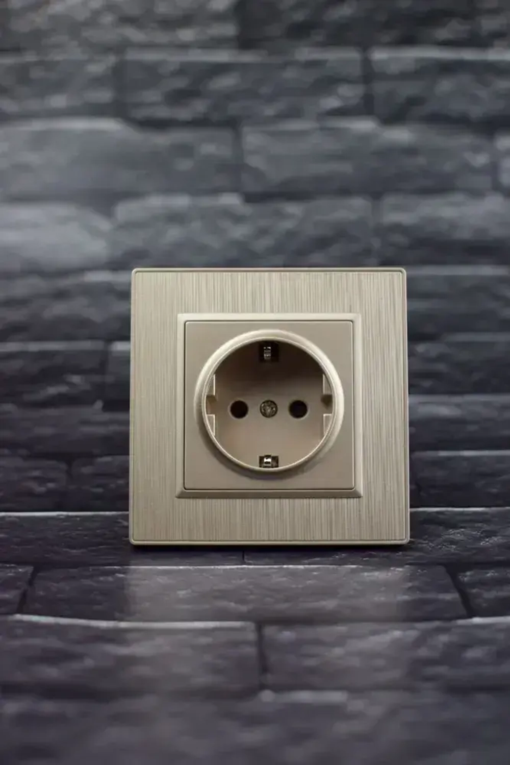 Розетка золото одинарная пластик