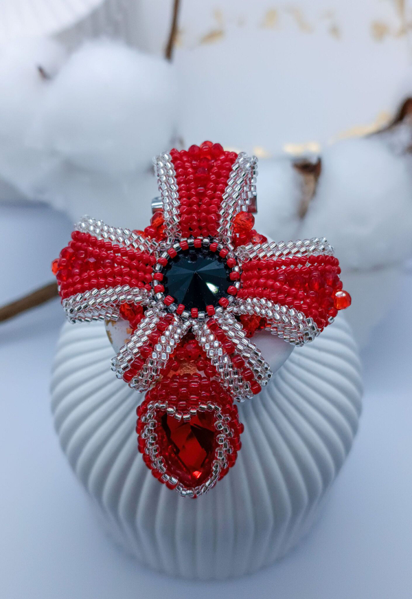 Брошь ручной работы из бисера и страз, кристаллов. / подарок любимой, маме, коллеге, подруге / бижутерия / оригинальный подарок /