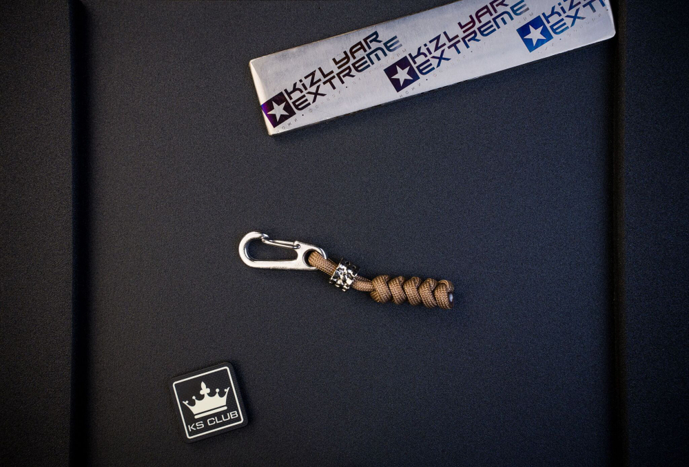 Короткий брелок с карабином