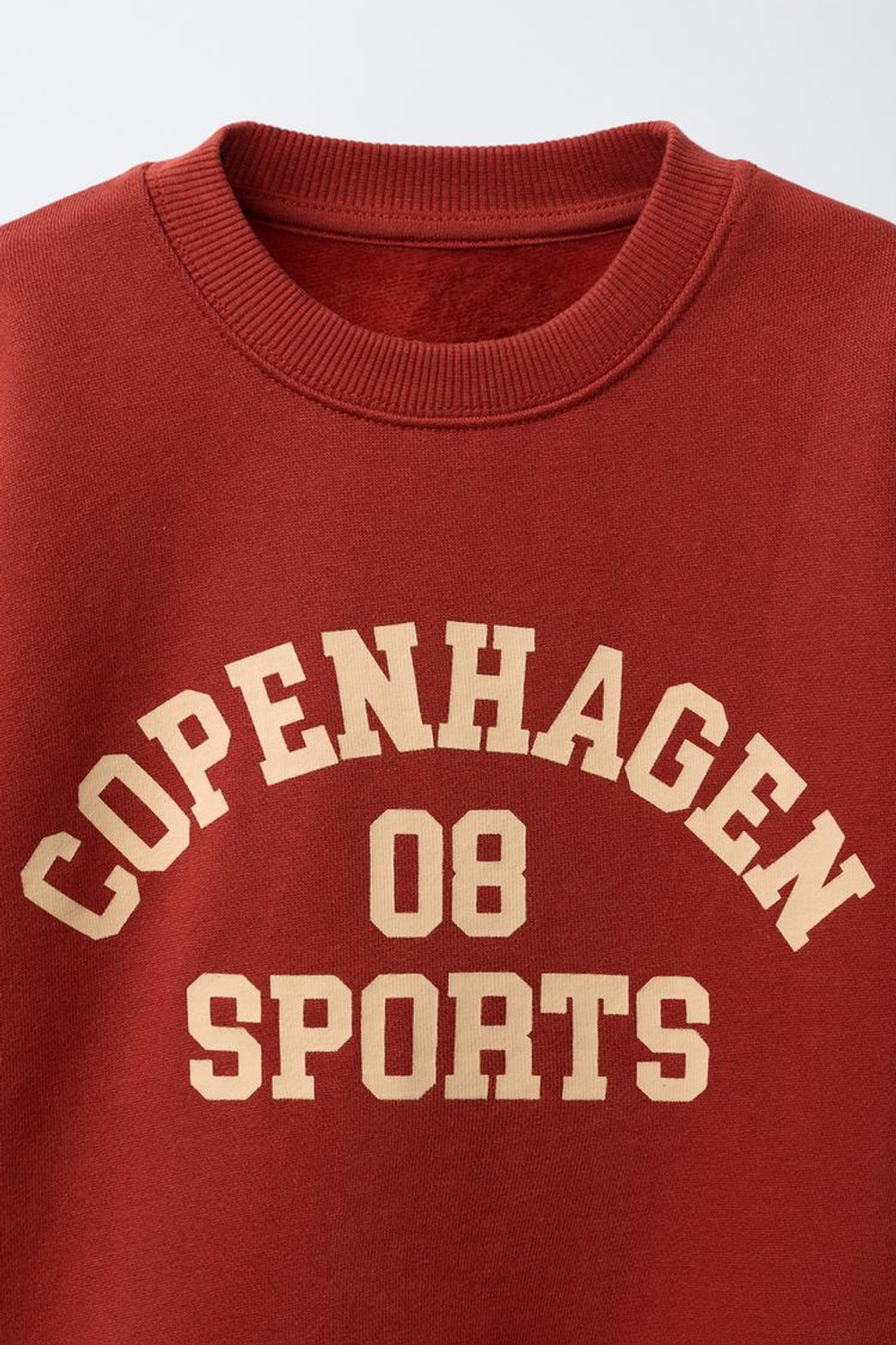 ZARA ТОЛСТОВКА С ПРИНТОМ В УНИВЕРСИТЕТСКОМ СТИЛЕ, ТЕРРАКОТОВЫЙ