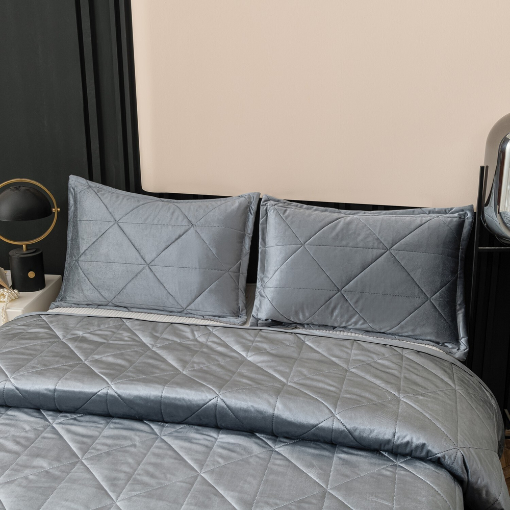 Велюровое покрывало в клетку с наволочками OVL038