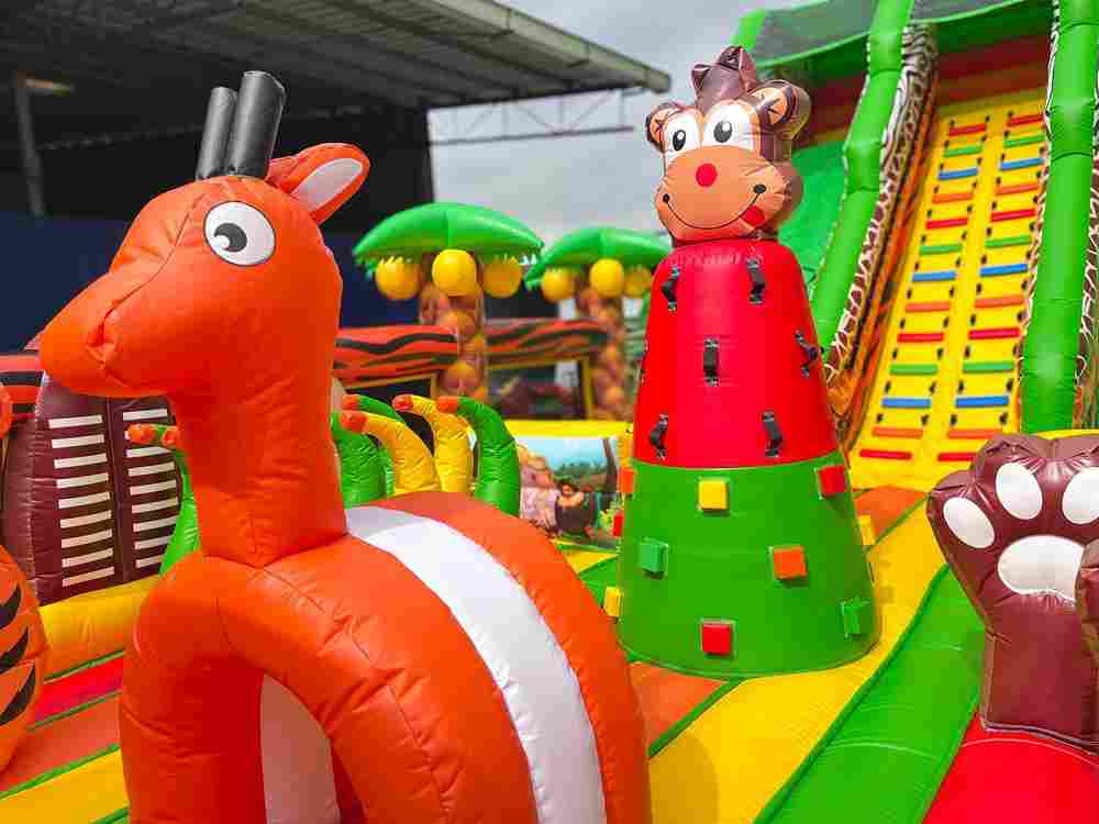 Коммерческий надувной батут "Сафари Ультра", 14*6*7,5 м.