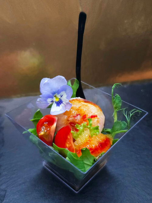 Тигровая креветка с рукколой, томатами и соусом "Свит чили"